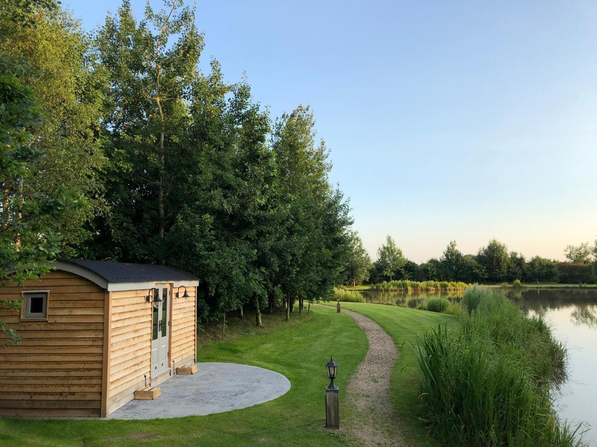 Luxury Shepherds Hut - The Sweet Pea By The Lake Йорк Экстерьер фото