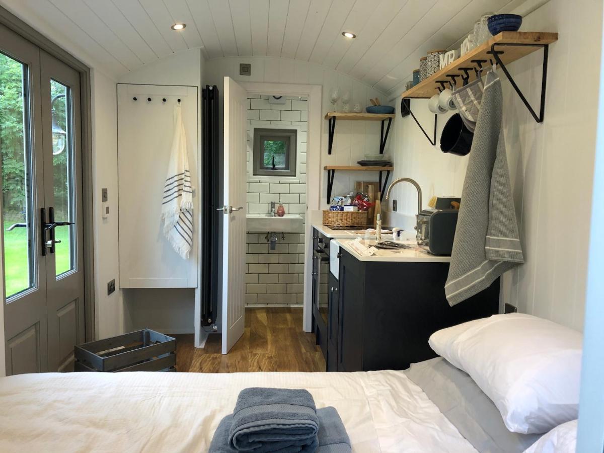 Luxury Shepherds Hut - The Sweet Pea By The Lake Йорк Экстерьер фото