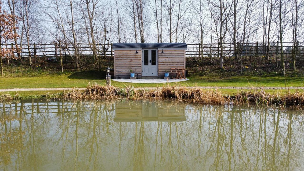 Luxury Shepherds Hut - The Sweet Pea By The Lake Йорк Экстерьер фото