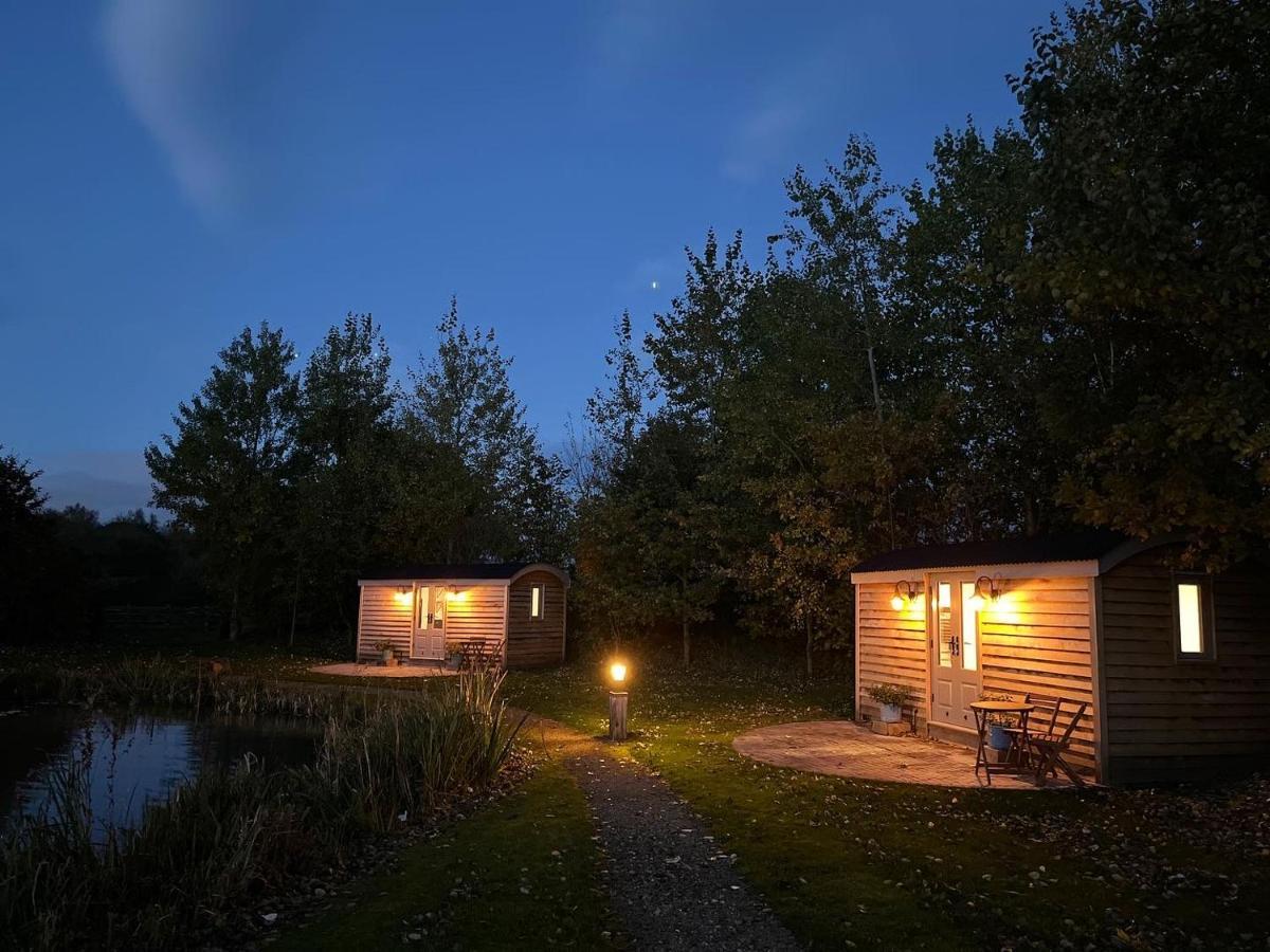 Luxury Shepherds Hut - The Sweet Pea By The Lake Йорк Экстерьер фото