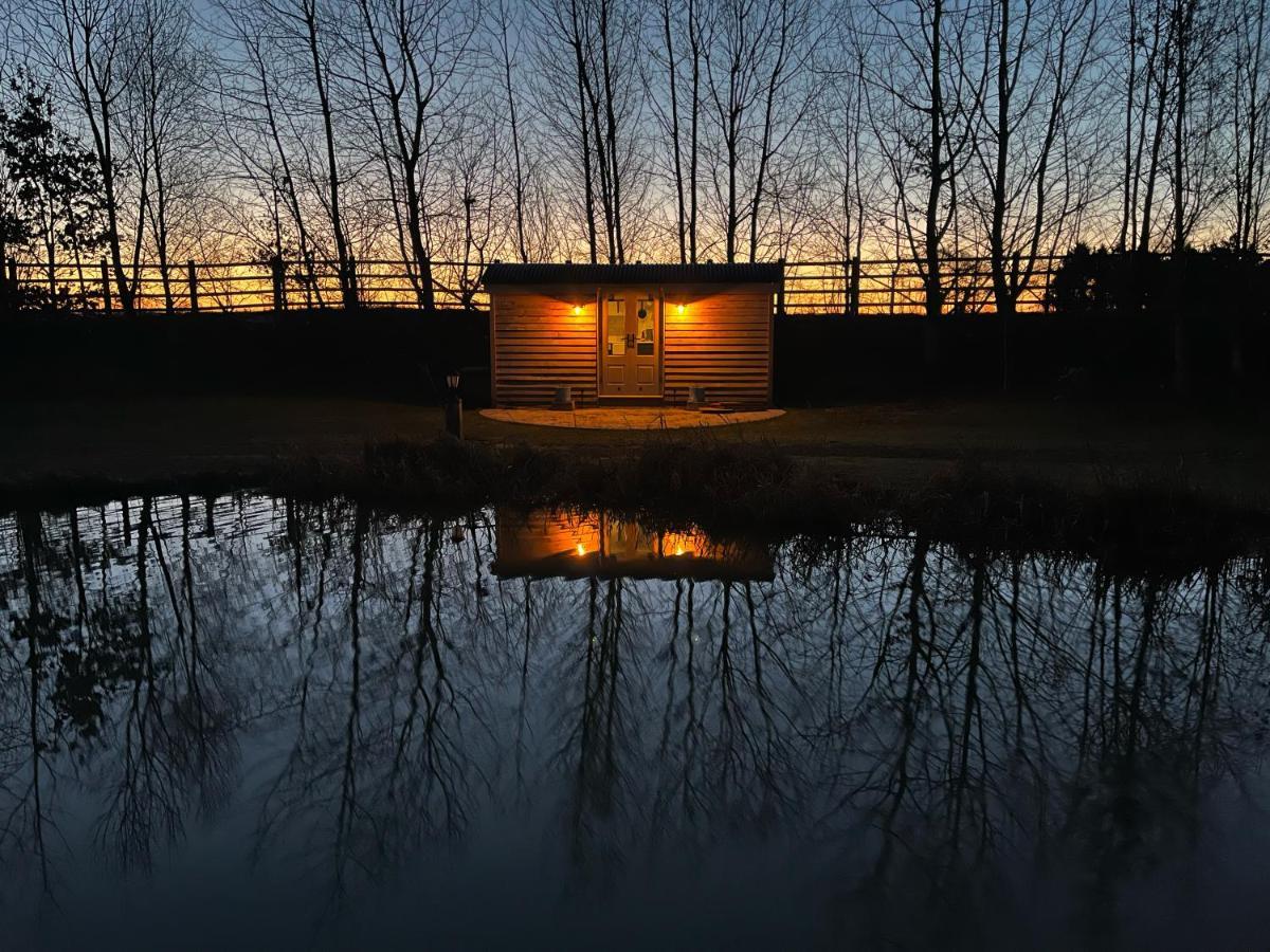 Luxury Shepherds Hut - The Sweet Pea By The Lake Йорк Экстерьер фото